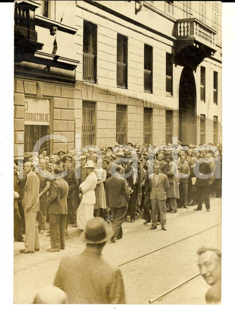 Fotografia d epoca originale 1939 MILANO Vigili sorvegliano una folla in coda Fotografia 9x13 cm 1