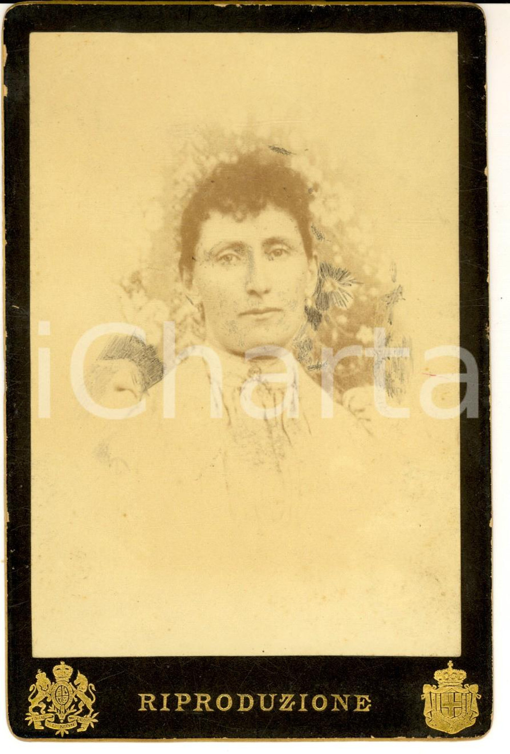 Fotografia d epoca originale 1890 ca MILANO Ritratto di donna in abito bianco Foto MONTABONE 10 x 14 1