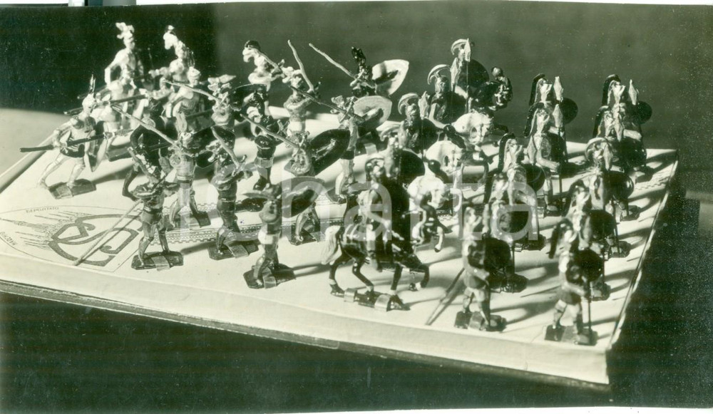 Fotografia d epoca originale 1933 MILANO Antichi guerrieri romani sostituiscono soldatini di plastici FOTO 1