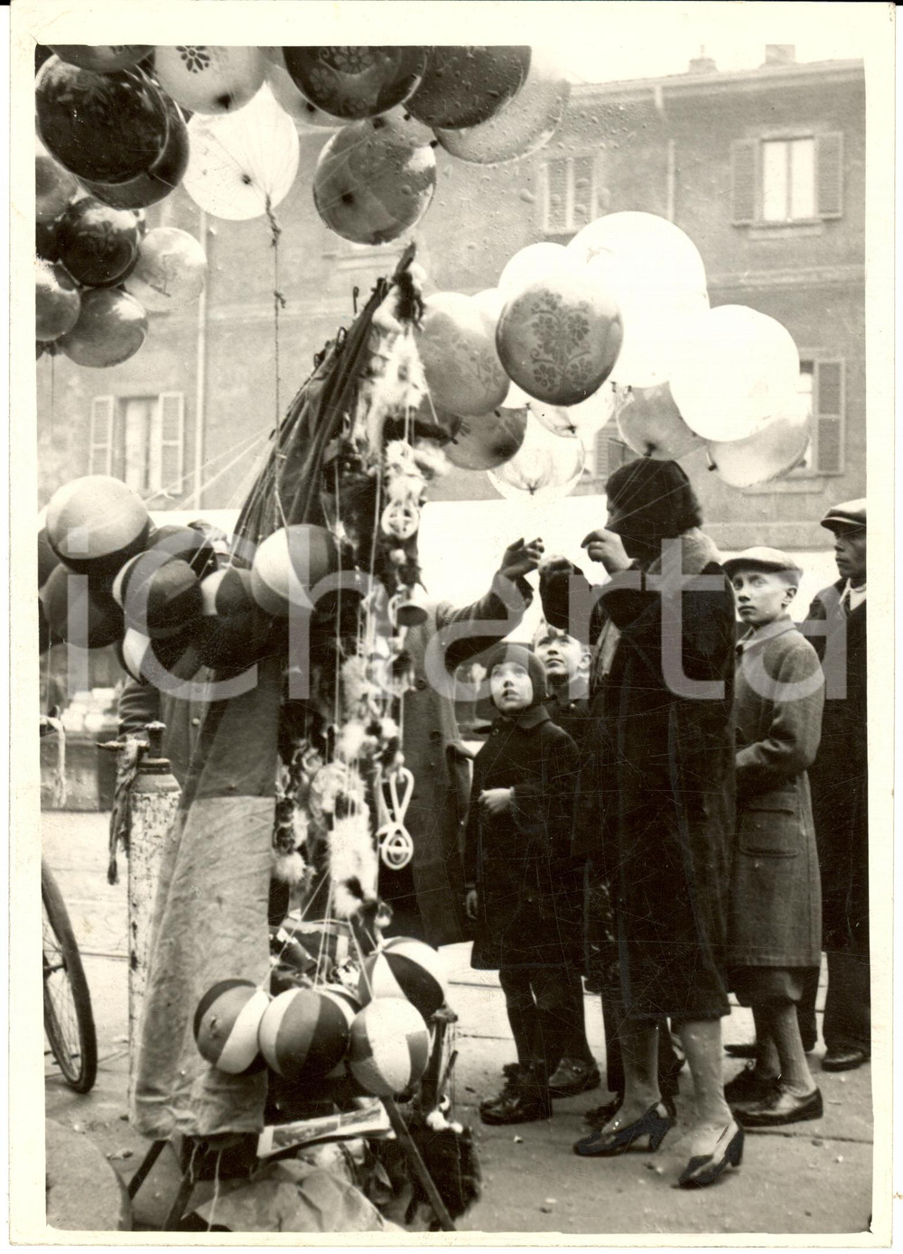 Fotografia d epoca originale 1939 MILANO Fiera OH BEJ OH BEJ a SANT AMBROGIO Venditore di palloncini Foto 1