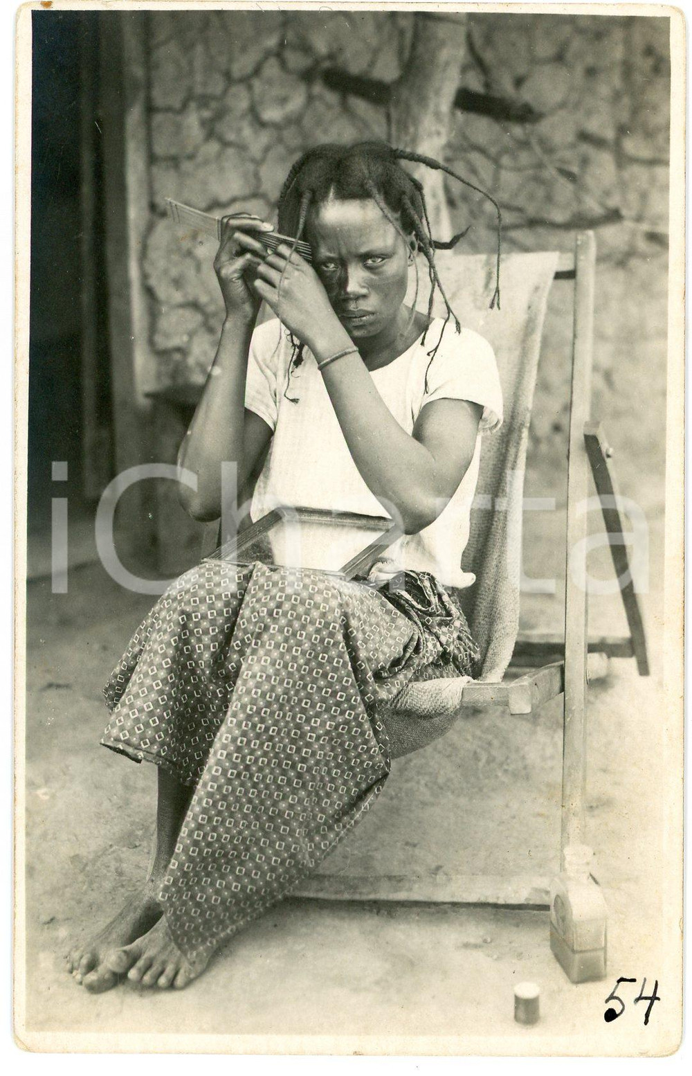 1930 ca CONGO BELGE - KATANGA  Femme se coiffe *Photo L. GABRIEL 54 Fotografia originale d'epoca, in formato cartolina postale.FOTOGRAFO: L&eacute;opold Gabriel - Panda - Katanga  GOOD/buono  Formato: 9x14 cm originale e autentica 1