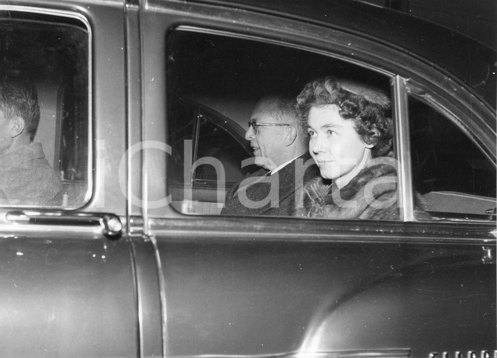 1955 GENOVA Re Paolo e regina Federica di Grecia in automobile - Foto 24x18 cm 1955Fotografia vintage rara d'epoca, che ritrae l'arrivo da Milano dei sovrani di Grecia (Re Paolo e regina Federica di Hannover).Timbro archivio Publifoto Genova al verso.FORMATO: 24x18 cm CONDIZIONI: G (piccoli difetti di stampa)ICHARTA mette in vendita le stampe vintage della collezione Publifoto Genova, per la maggior parte inedita o in tiratura di pochi esemplari. Si tratta di un'ottima opportunit&agrave; di investimento per i collezionisti di fotografie d'epoca.    originale e autentica 1