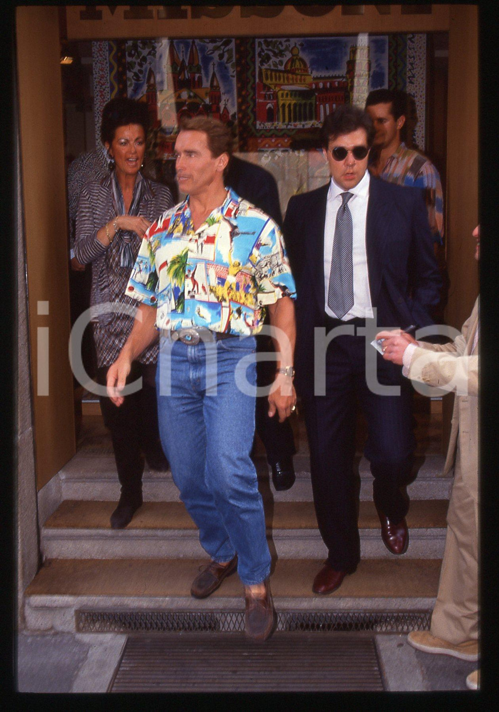 35mm vintage slide* 1992 MILANO - Arnold SCHWARZENEGGER fa shopping da MISSONI 3