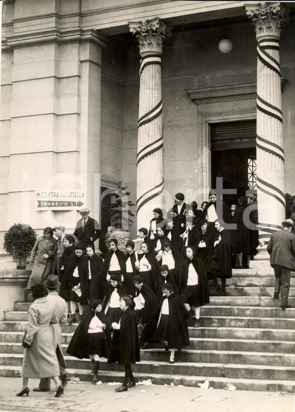 Fotografia d epoca originale 1935 MILANO FIERA CAMPIONARIA Giovani Italiane escono dalla mostra della culla 1