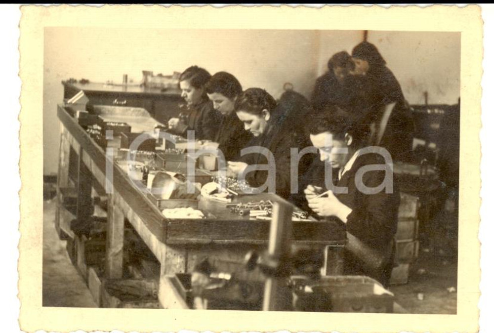 Fotografia d'epoca originale 1930 ca AREA LOMBARDA Operaie al lavoro in manifattura meccanica *Foto 13x8 1