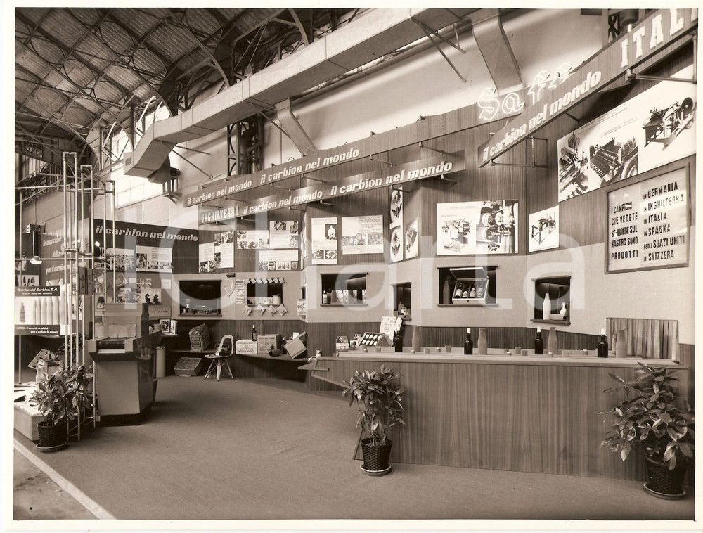 Fotografia d epoca originale 1962 MILANO Esposizione CARBION  SAFFA prodotti internazionali Foto 1