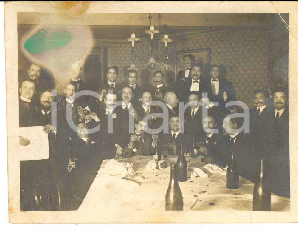 Fotografia d epoca originale 1920 ca MILANO ? Un allegra festa tra uomini Foto CURIOSA DANNEGGIATA 15x11 1