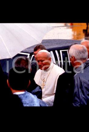 35mm vintage slide* 1993, USA, Denver, Giovanni Paolo II with Clinton  Diapositiva d'epoca, in formato 35 mm.CONDIZIONI: GOODE' severamente vietata la riproduzione. Tutti i diritti sono riservati.Nella diapositiva ICharta mette in vendita, sul negozio eBay e in esclusiva sul sito "icharta" il proprio archivio composto da numerose diapositive e negativi fotografici d'epoca, tutti originali e autentici, che attraversano la storia del costume italiano tra gli la fine degli anni Sessanta e Novanta.Si tratta di uno sguardo inedito sull'attualit&agrave;, la politica, la vita quotidiana, il gossip e la cultura, che fotografa il cambiamento della nazione in quest'ultimo scorcio del XX secolo. Un'occasione unica per il mercato del collezionismo, che vede finalmente disponibile un archivio eccezionale per vastit&agrave;, tematiche e condizioni, in un settore (il negativo fotografico e la diapositiva) di assoluta novit&agrave; e dalle interessanti prospettive di investimento.  FAIR/discreto   originale e autentica 1