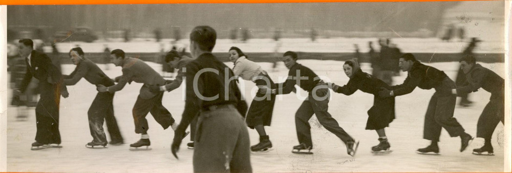 Fotografia d epoca originale 1939 VERSAILLES F Un gruppo di pattinatori sul ghiaccio nel parco del castello 1