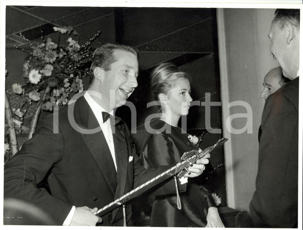 Fotografia d epoca originale 1961 BRUXELLES Principi Paola e Alberto BELGIO con spada film EL CID Foto 1 1