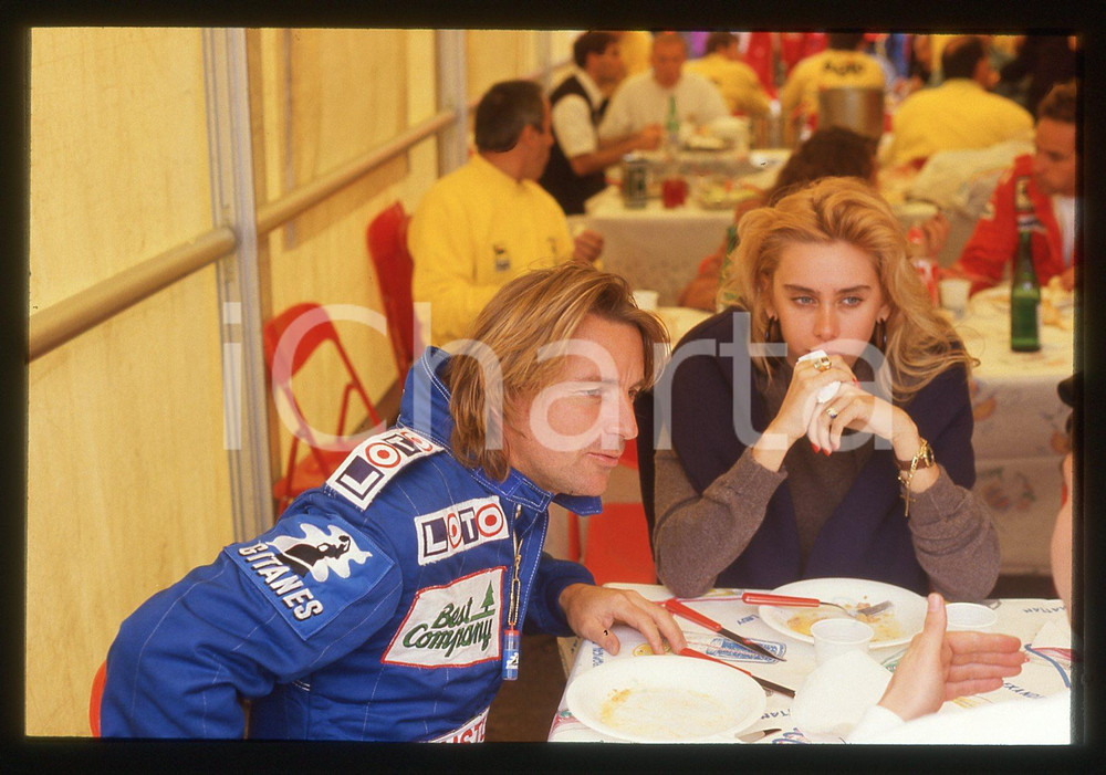 35mm vintage slide* 1989 FORMULA 1 Renè ARNOUX a pranzo nel motorhome (3)
