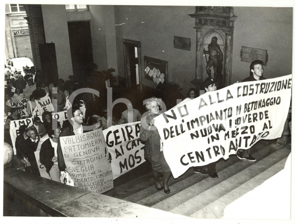 Fotografia d epoca originale 1990 ca GENOVA Manifestazione contro impianto di betonaggio Foto 24x17 1