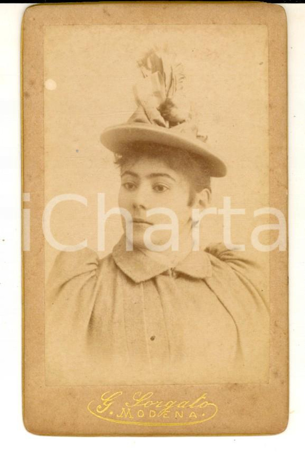 Fotografia d epoca originale 1870 ca MODENA Ritratto di donna con cappello estroso Foto SORGATO CDV 1