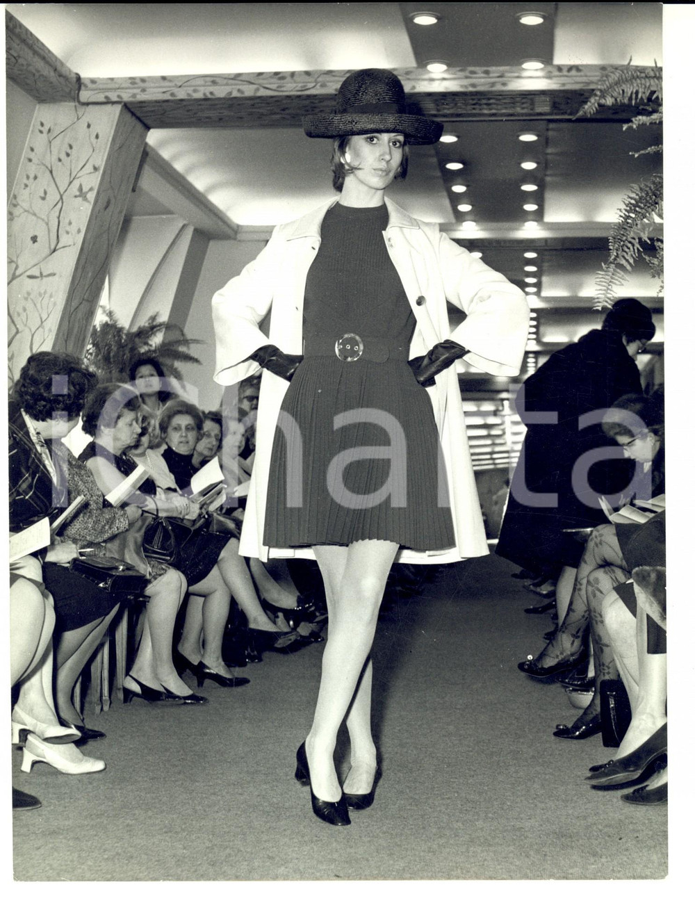 Fotografia d epoca originale 1965 ca PARIS MODA INVERNO VINTAGE Modella con tubino in lanetta plissettato 1