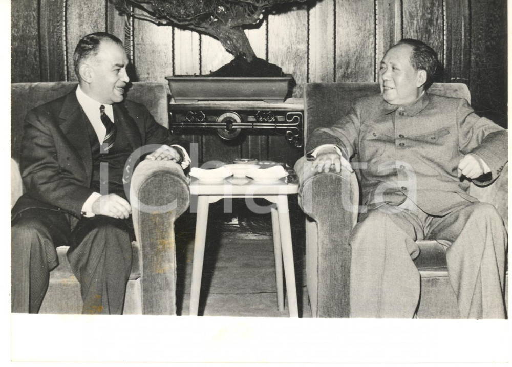 1963 PECHINO MAO TSE TUNG riceve ministro Ali SABRI *Fotografia 18x13 cm Fotografia d'epoca con didascalia coeva.  CONDIZIONI: G (ma lievi aloni)     originale e autentica 1