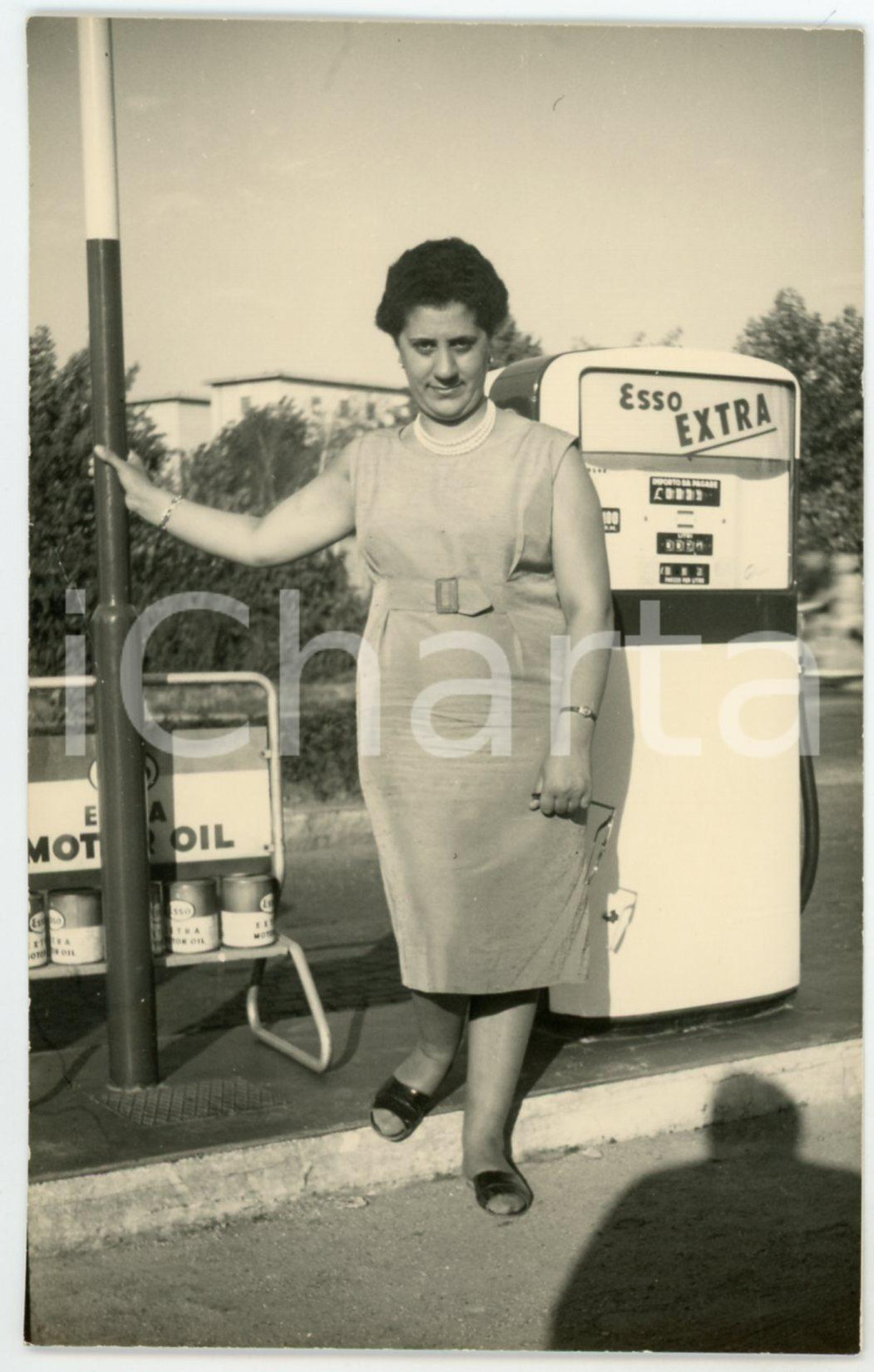 1960 ca ITALIA Ritratto di donna dal benzinaio - ESSO - Foto 9x14 cm  Fotografia d'epoca, in formato cartolina postale.CONDIZIONI: P (piegatura al lato sinistro)FORMATO: 9x14 cm    originale e autentica 1
