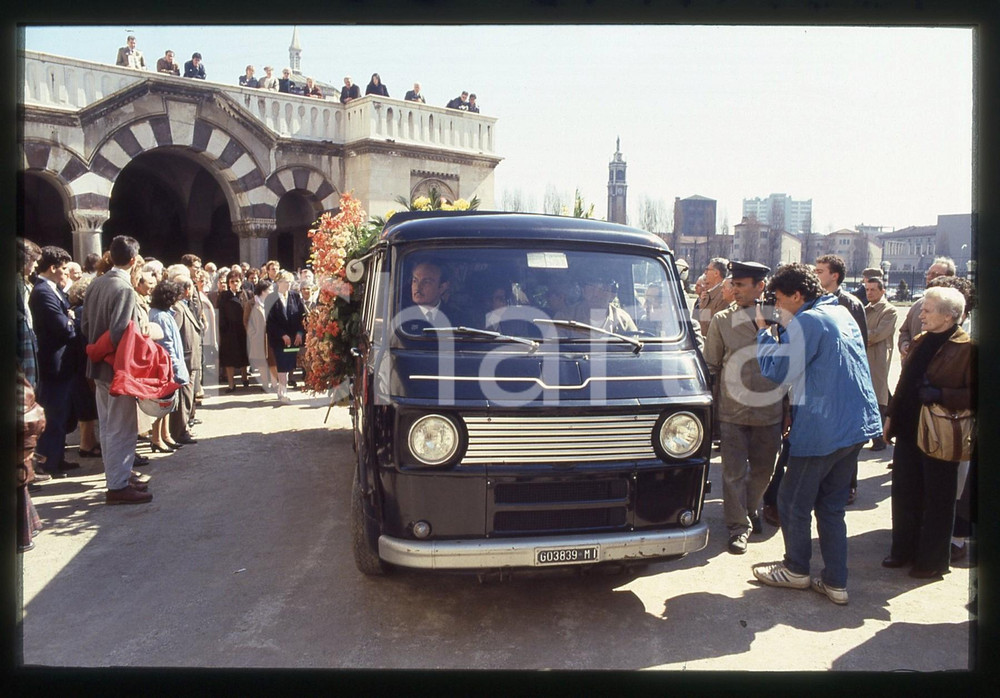 35mm vintage slide* 1986 MILANO Funerale Michele SINDONA - Trasporto feretro (1)