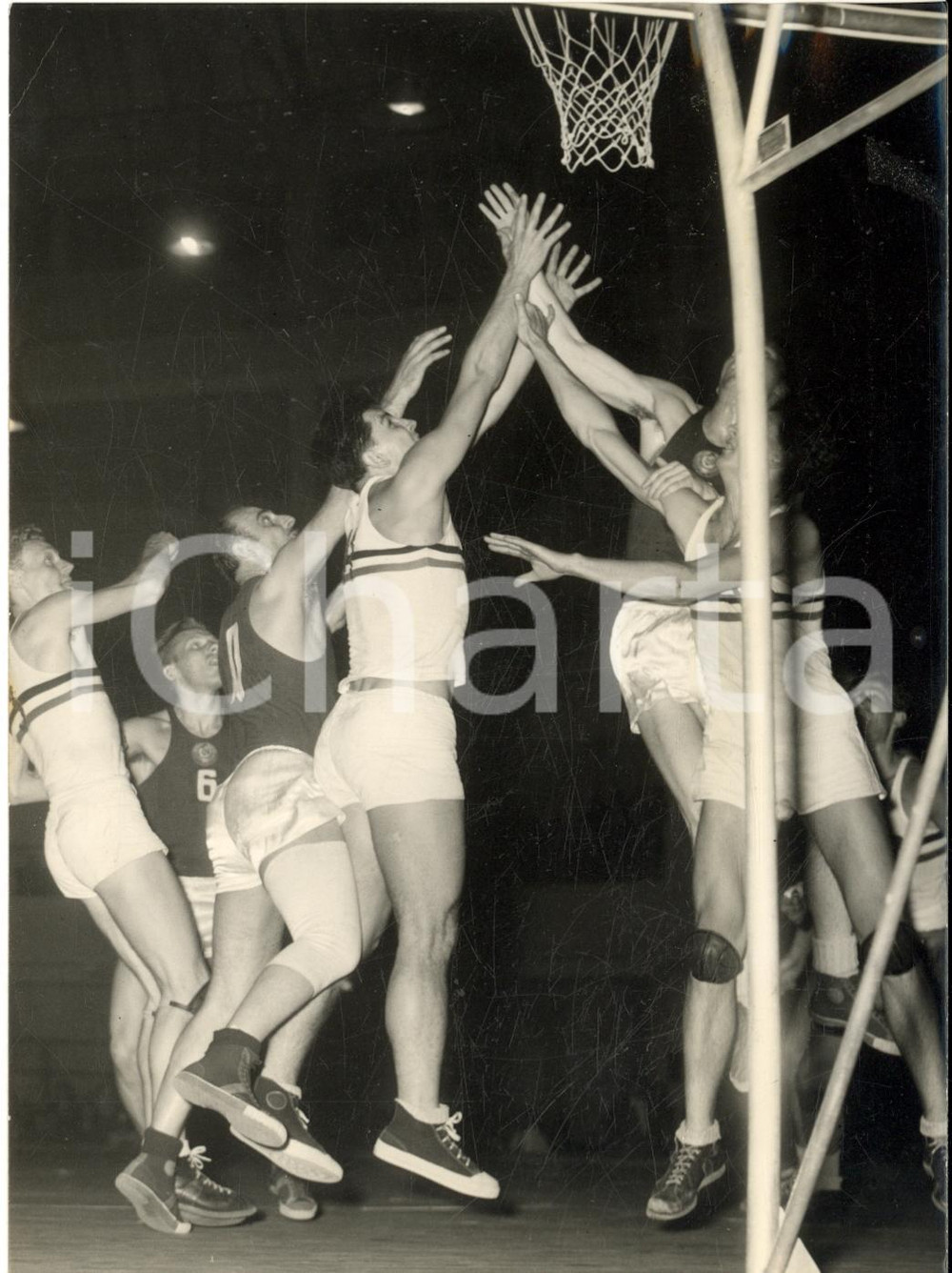 1954 MILANO BASKET III Trofeo MAIRANO - Incontro URSS-UNGHERIA *Foto 13x18 cm Fotografia d'epoca con didascalia coeva al verso.  CONDIZIONI: FAIR (lieve piegatura angolare e sovraimpressione circolare) FORMATO:  13x18 cm    originale e autentica 1