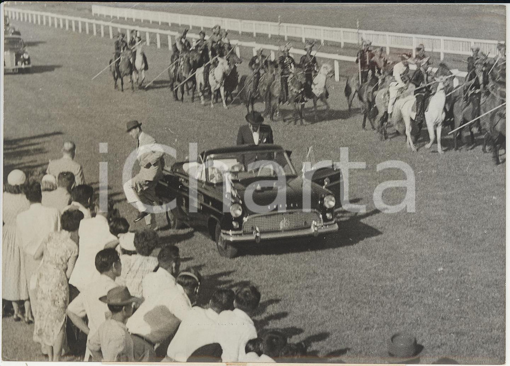 Fotografia d epoca originale 1959 JESSELTON NORTH BORNEO Duke of Edinburgh jumping from open car Photo 1