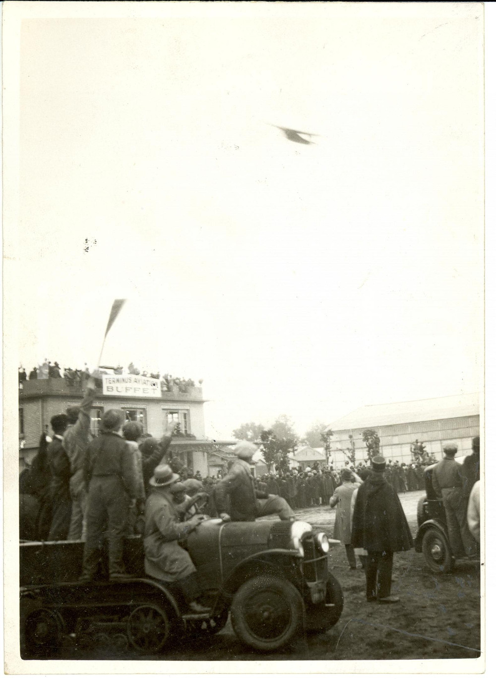 Fotografia d epoca originale 1929 LE BOURGET ArrivÃ©e de l aviateur Armand LOTTI sur son OISEAU CANARI Photo 1