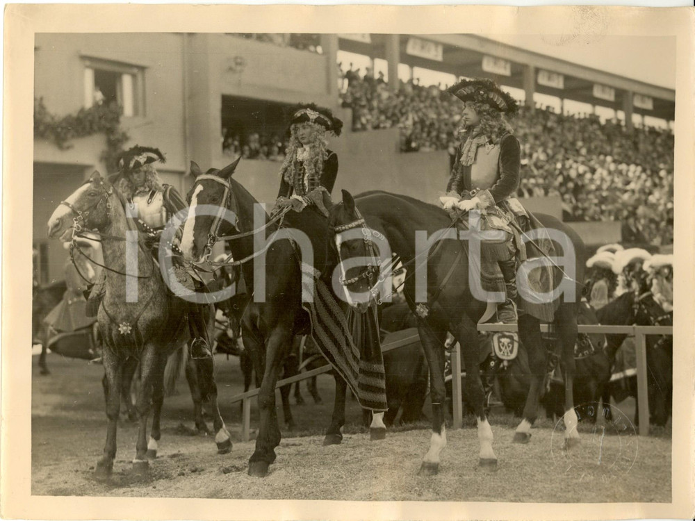 Fotografia d epoca originale 1930 ca TORINO Cavalieri in costume partecipano al Carosello storico militare 1