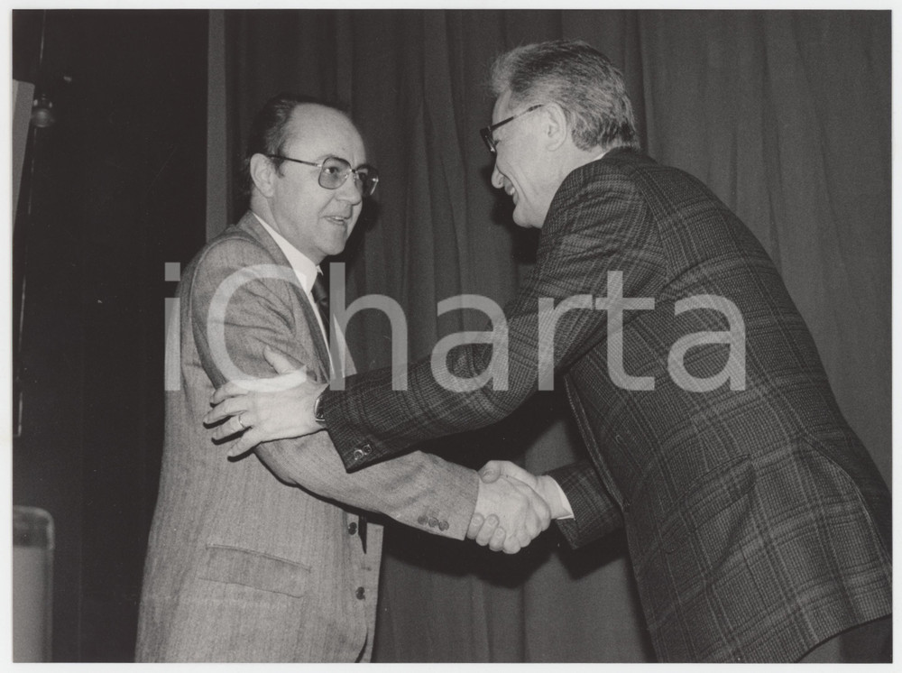 Fotografia d epoca originale 1985 ca MILANO Stretta di mano tra Piero SCHLESINGER e Gianni ZANDANO Foto 24x18 1