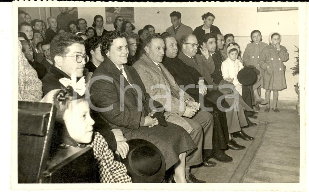 Fotografia d epoca originale 1950 ca MILLESIMO SV Spettatori al teatro delle suore Foto VINTAGE 14x8 cm 1