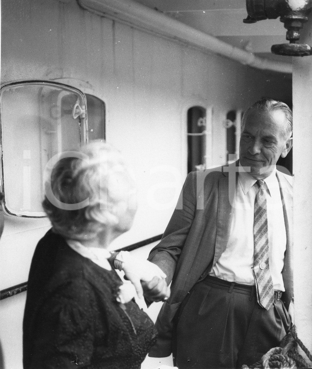 1960 GENOVA Arrivo Fredric MARCH e Florence ELDRIDGE (1) Foto vintage 18x20 cm 1960Fotografia vintage rara d'epoca.Timbro archivio Publifoto Genova al verso.FORMATO: 18x20 cm CONDIZIONI: FAIR (lievi increspature e difetti di stampa)ICHARTA mette in vendita le stampe vintage della collezione Publifoto Genova, per la maggior parte inedita o in tiratura di pochi esemplari. Si tratta di un'ottima opportunit&agrave; di investimento per i collezionisti di fotografie d'epoca.    originale e autentica 1