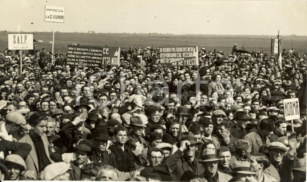 Fotografia d epoca originale 1936 AOI Manifestazione Dopolavoro ditte VIANINI e SALP con cartelli per il DUCE 1