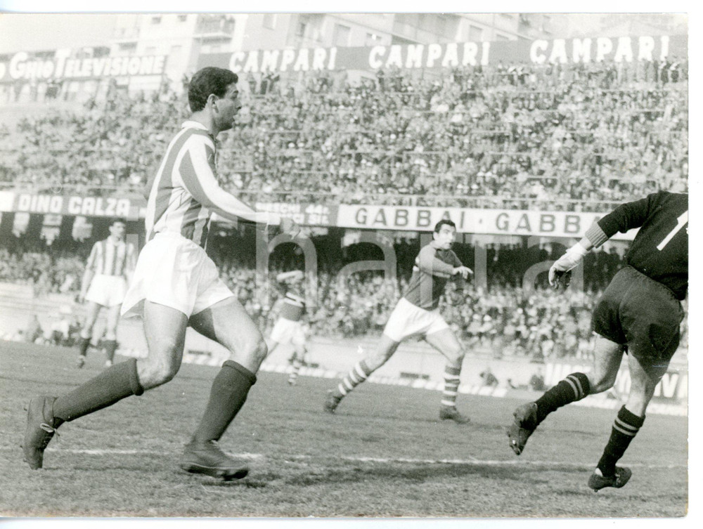 1961 GENOVA CALCIO - SAMPDORIA-VICENZA VIRTUS 3-1 Azione in campo *Foto 18x13 cm Fotografia d'epoca con didascalia coeva al verso. CONDIZIONI: GFORMATO: 18x13 cm     originale e autentica 1