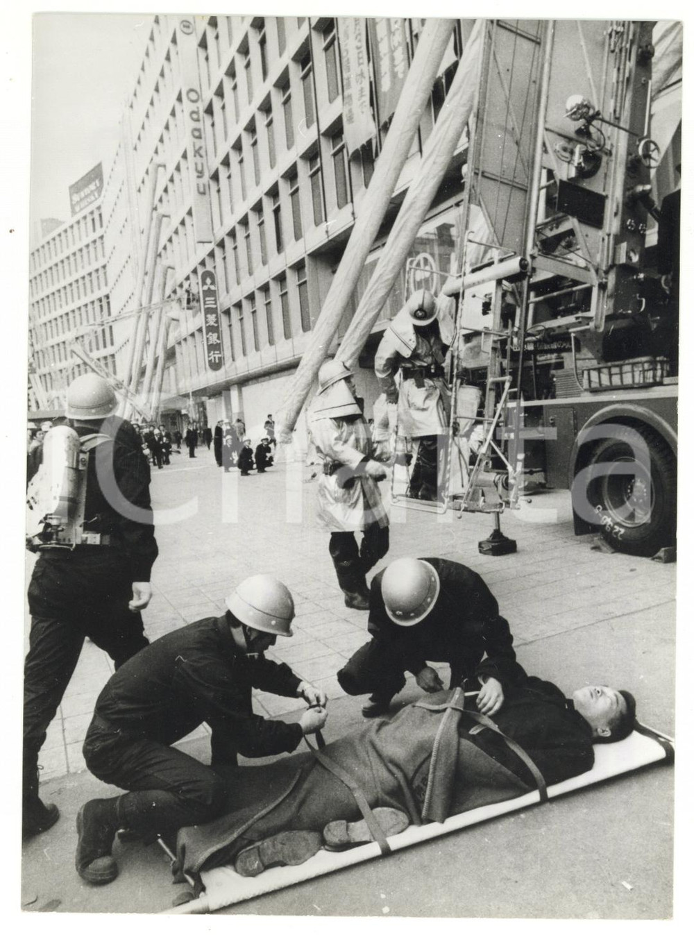 1971 TOKYO Shinjuku (JAPAN) Finto salvataggio durante prova anti incendio *Foto