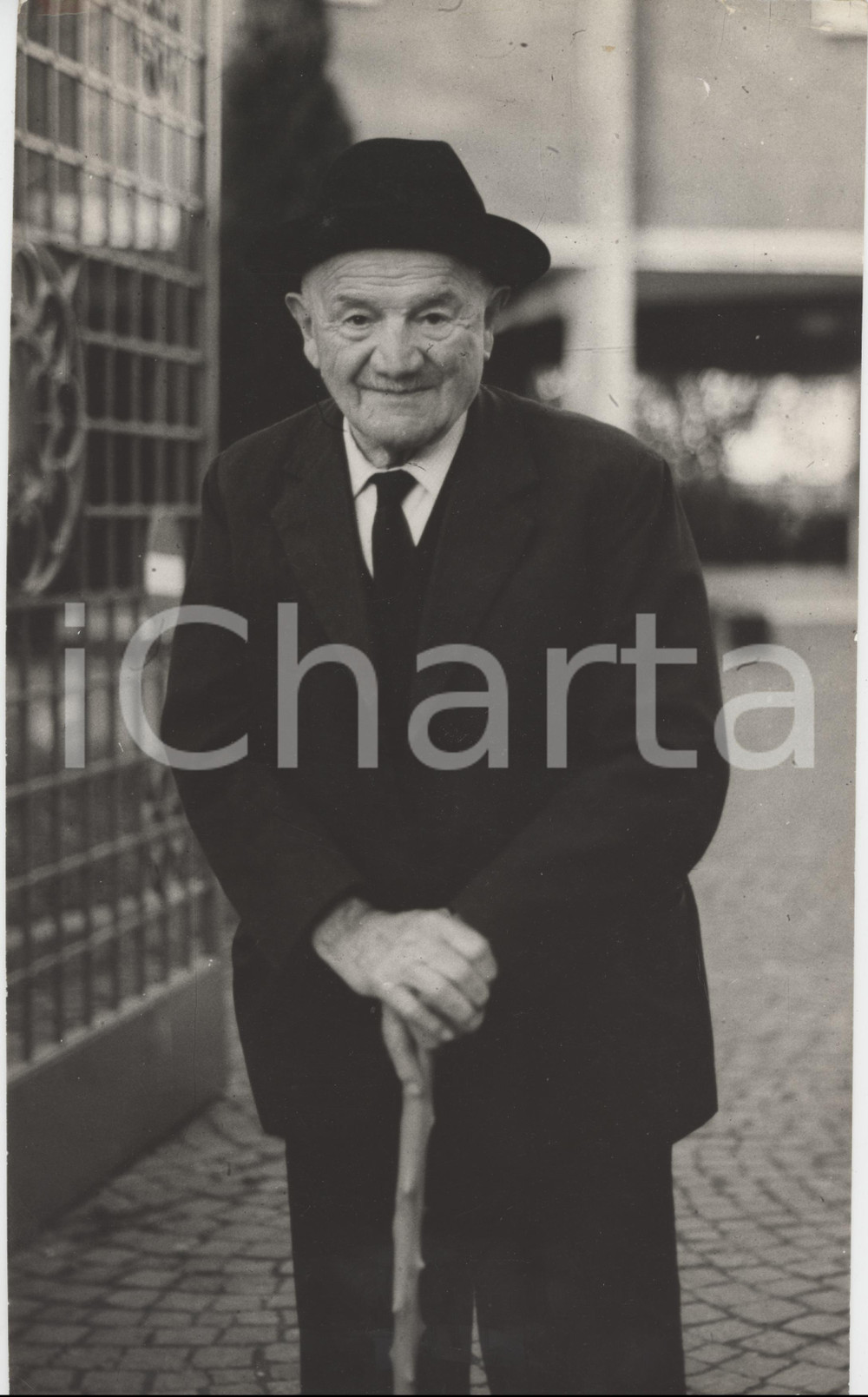 Fotografia d epoca originale 1970 ca SOTTO IL MONTE Fratello RONCALLI di papa Giovanni XXIII al cimitero 1 1