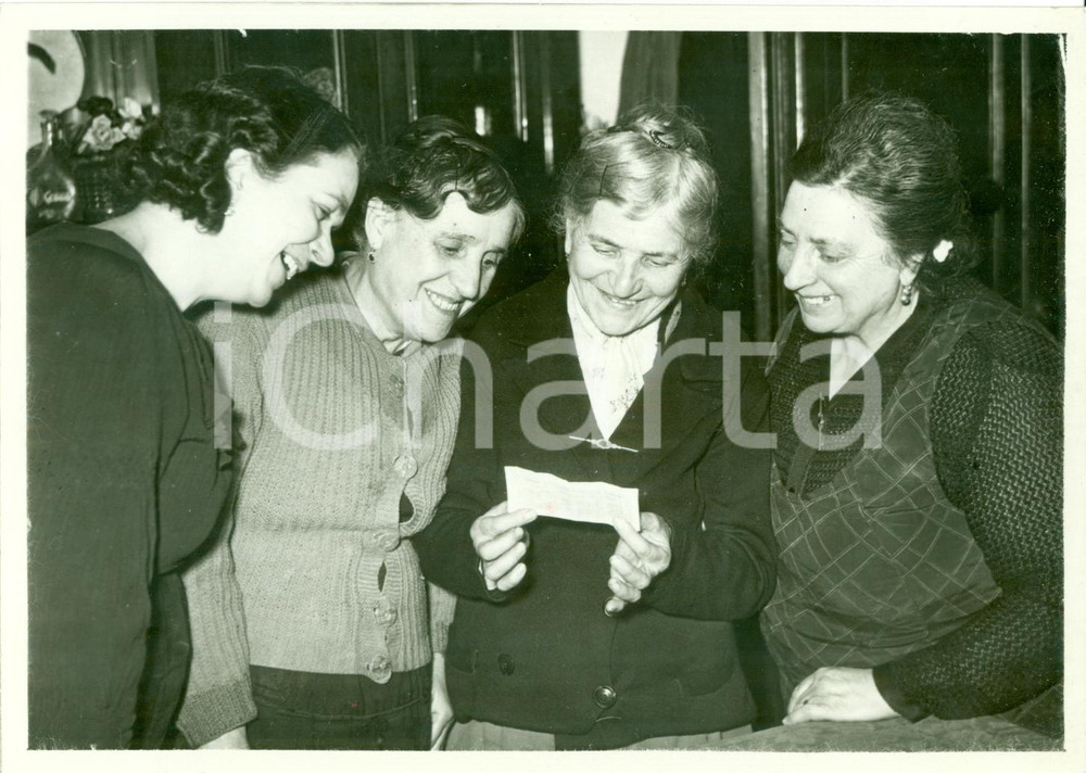 Fotografia d epoca originale 1939 MILANO Anziane popolane leggono risultati Lotteria TRIPOLI Fotografia 1