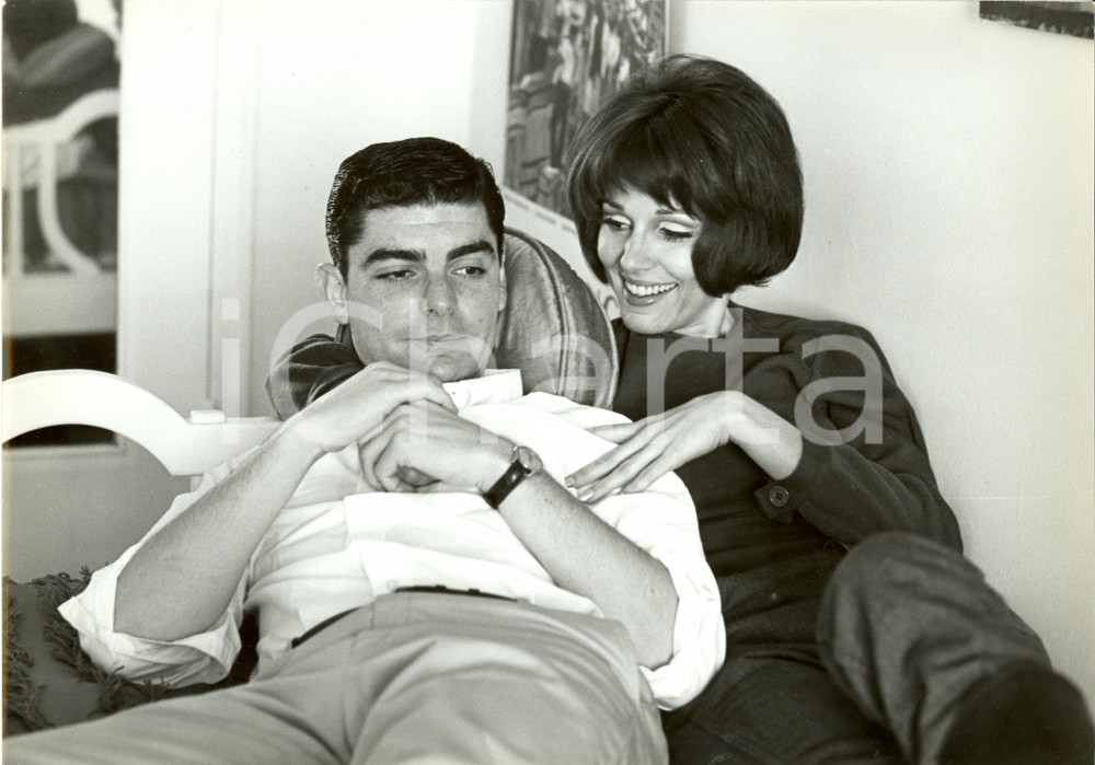 Fotografia d epoca originale 1965 ca NEW YORK USA Paula PRENTISS e Richard BENJAMIN nel loro salotto Foto 1