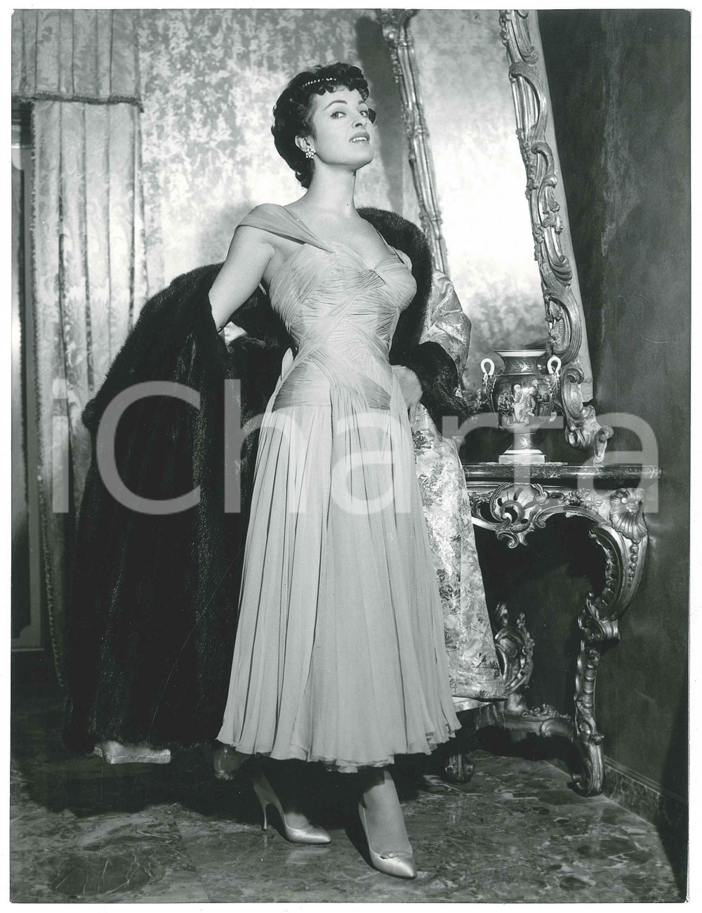 1960 ca ROMA - CINEMA Silvana PAMPANINI indossa una pelliccia - Foto 18x24 cm  Fotografia d'epoca. FAIR/discreto Lievi smussature agli angoli Formato: 18x24 originale e autentica 1
