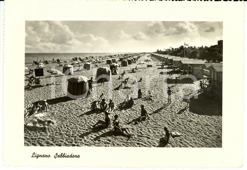 Cartolina originale da collezione 1953 LIGNANO SABBIADORO UD Veduta della spiaggia al tramonto Cartolina FG VG 1