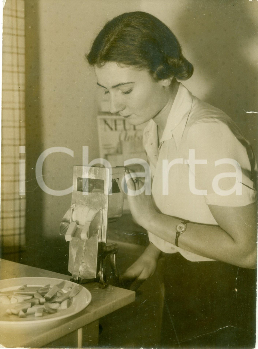 Fotografia d epoca originale 1938 GERMANIA Casalinga mostra l uso di un nuovo pelapatate Foto DANNEGGIATA 1