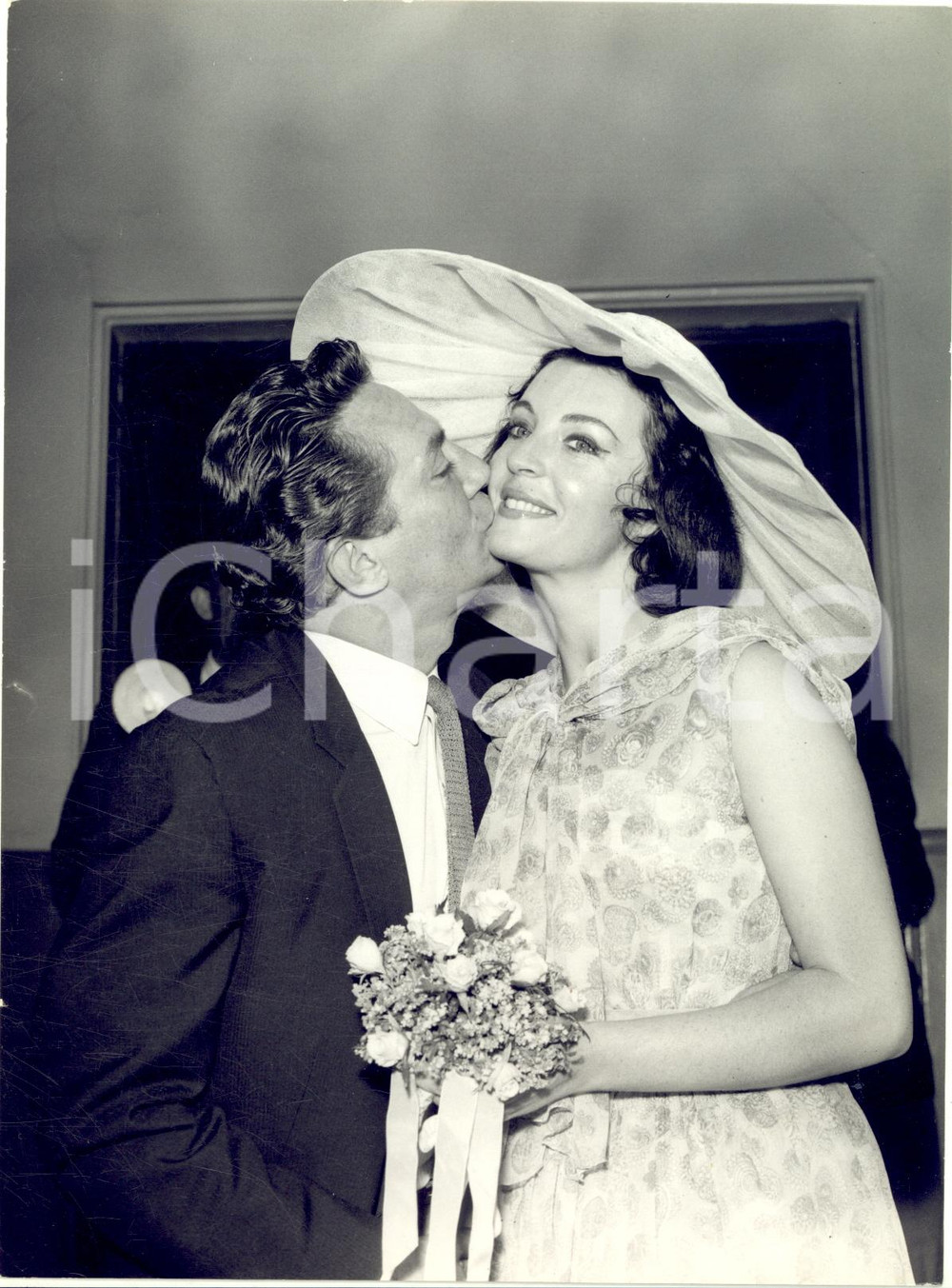 1959 LONDON CHELSEA Wedding Peter FINCH - Yolande TURNER *Photo 15x20 cm Fotografia d'epoca con didascalia coeva al verso. CONDIZIONI: G (ma lievi piegature al margine sinistro)FORMATO: 15x20 cm     originale e autentica 1