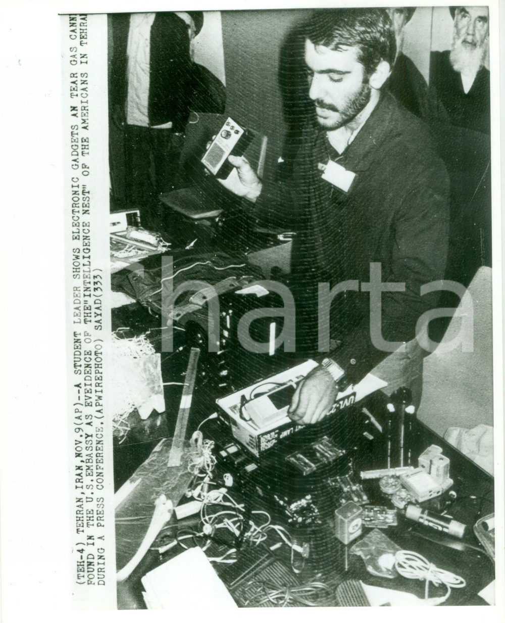 Fotografia d epoca originale 1979 TEHRAN IRAN Studente iraniano mostra gadget elettronici Ambasciata Foto 1