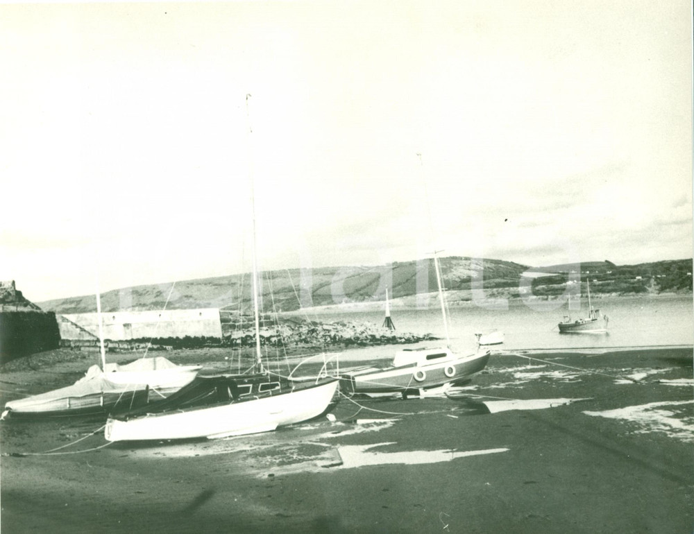 Fotografia d epoca originale 1967 NEW QUAY, CARDIGANSHIRE SOUTH WALES Barche in secca per inverno Foto 1