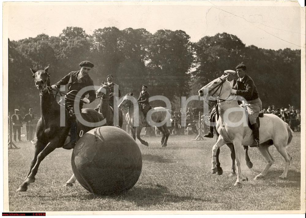 Fotografia d epoca originale 1939 Calcio a cavallo  Riding Soccer Horse Photo Foto 1