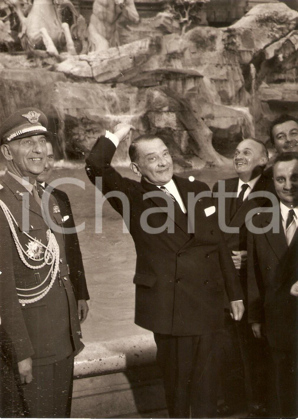 Fotografia d epoca originale 1957 ROMA Presidente francese RenÃ© COTY getta moneta nella Fontana di Trevi Foto 1