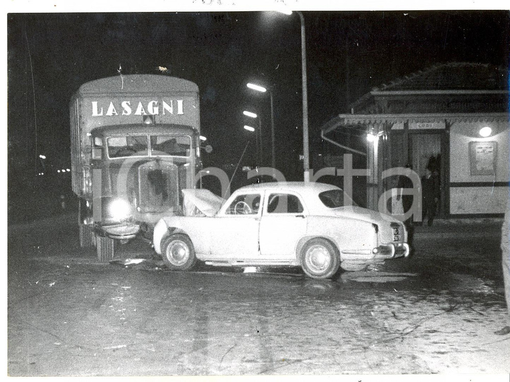 1955 MILANO ROGOREDO Scontro frontale tra auto e camion "LASAGNI" *Foto 18x13  Fotografia d'epoca con didascalia coeva al verso.  CONDIZIONI: FAIR (bassa qualit&agrave; di stampa) FORMATO: 18x13 cm     originale e autentica 1