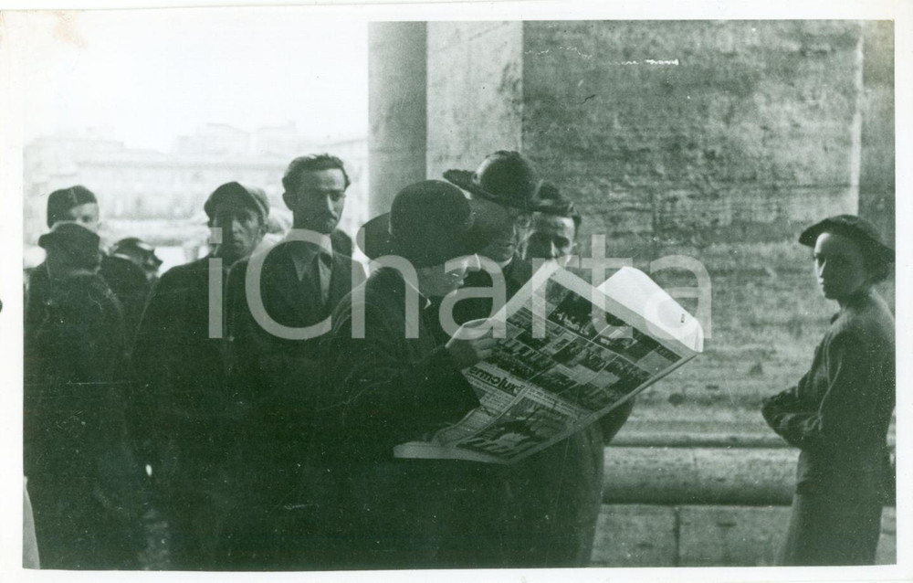 Fotografia d epoca originale 1939 CITTA  DEL VATICANO Sacerdoti con edizione straordinaria per morte PIO XI 1