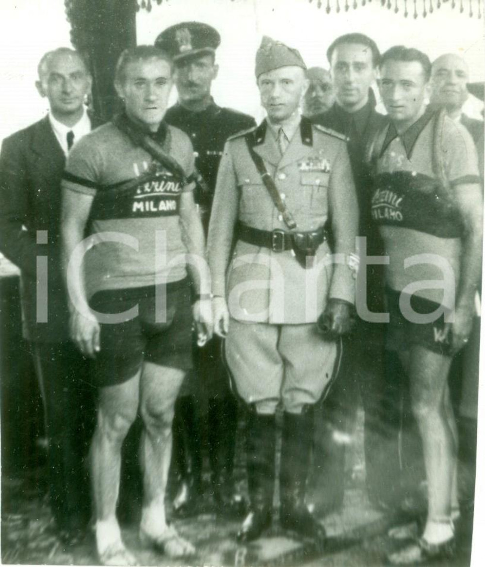 Fotografia d epoca originale 1938 MILANO Duca di BERGAMO con coppia di ciclisti Fotografia 1