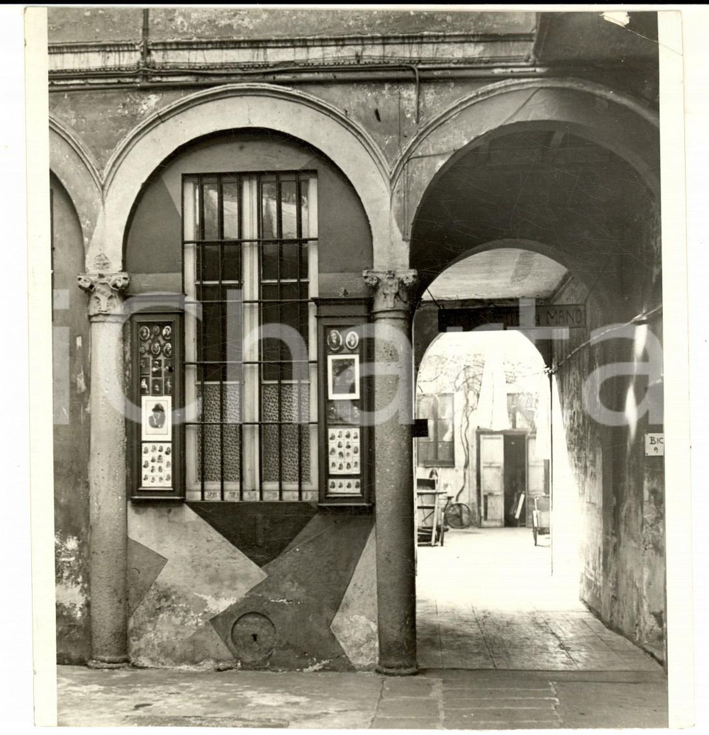 Fotografia d epoca originale 1940 MILANO SPARITA Bottega di un fotografo sul cortile Foto VINTAGE 13x14 cm 1