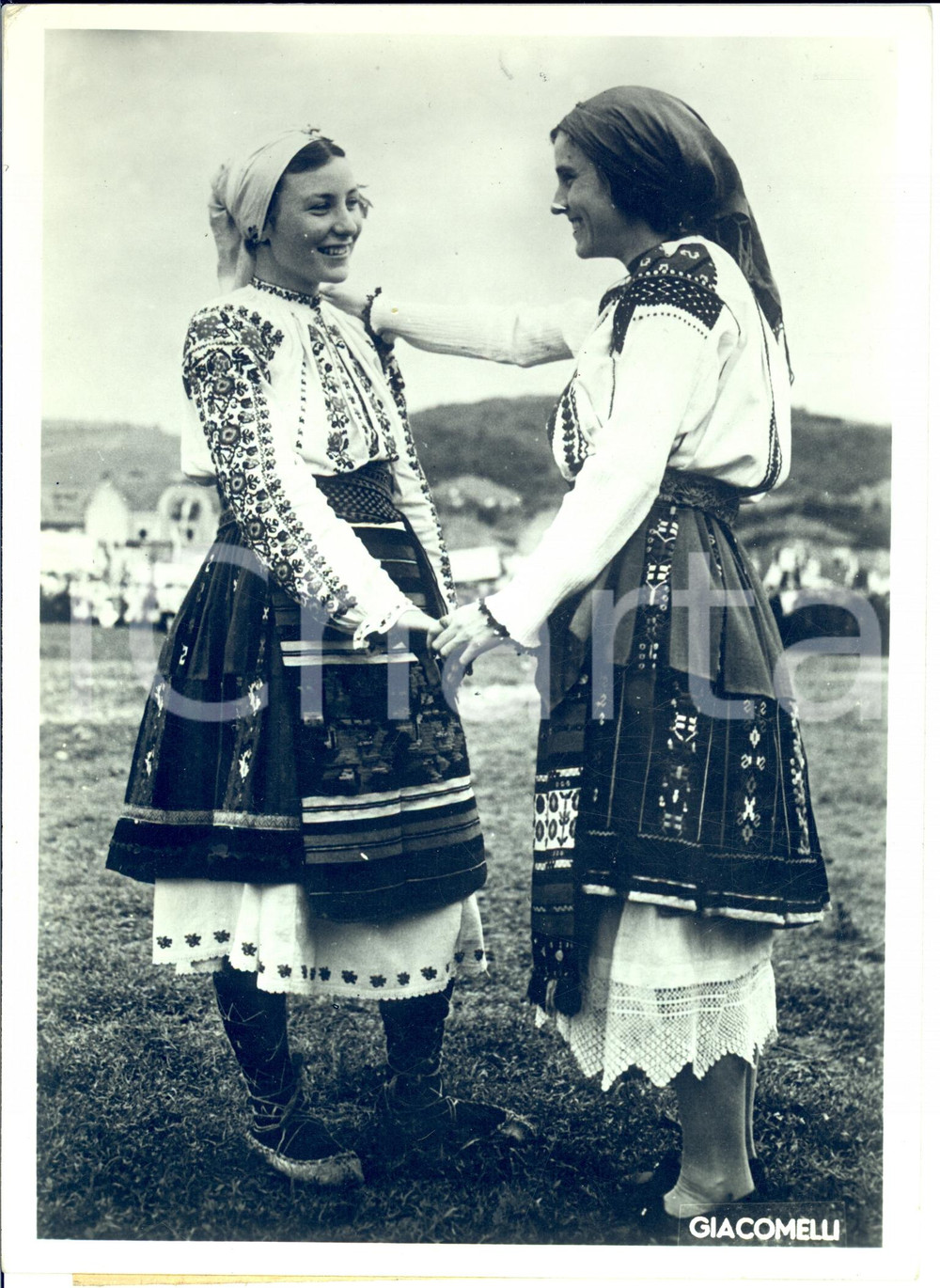 Fotografia d epoca originale 1940 BAZARGIE BULGARIA Festa campestre con donne in costume Fotografia 1