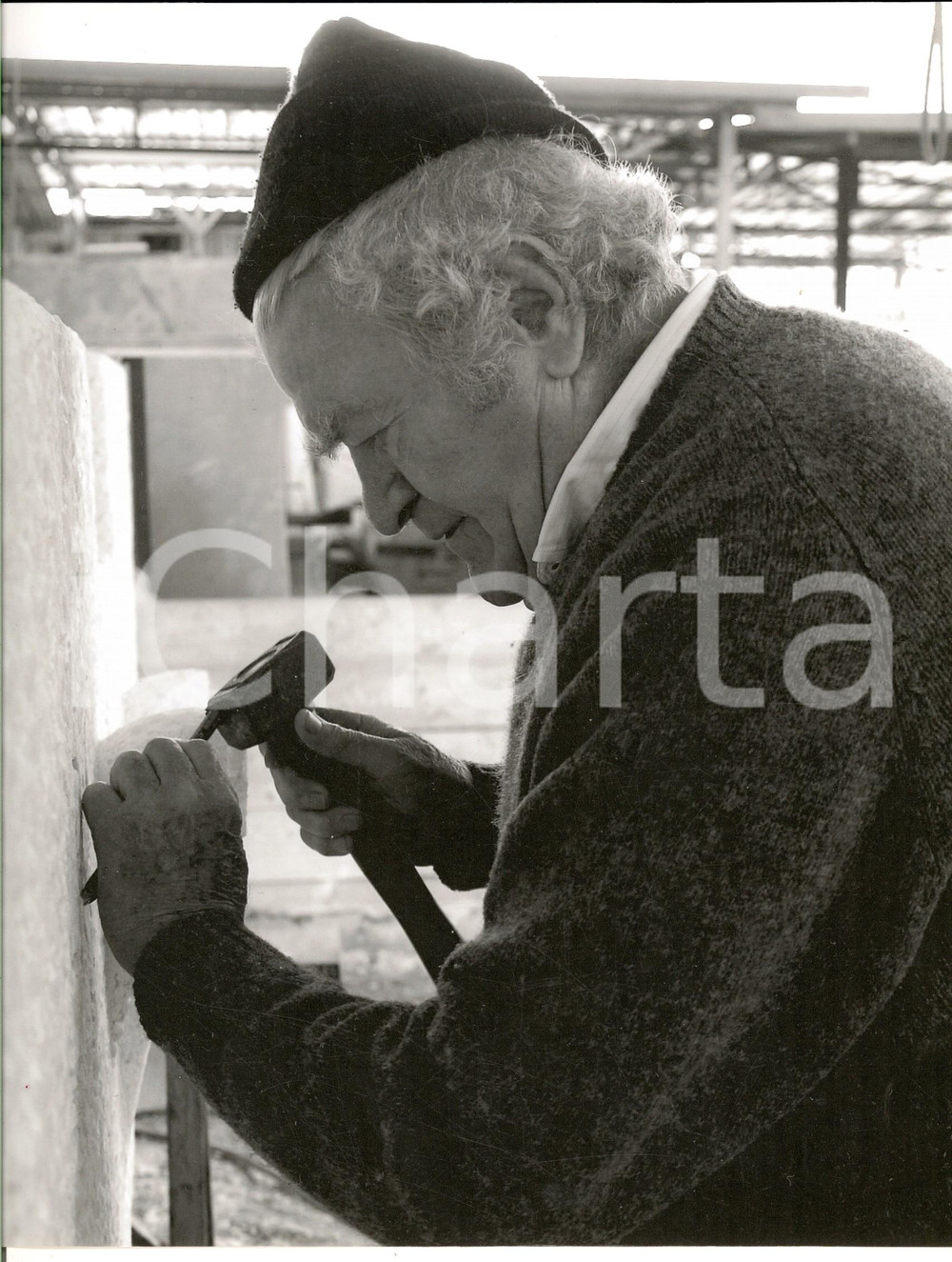 Fotografia d epoca originale 1980 ca MASSA CARRARA Scultore Pietro CASCELLA al lavoro Foto 21x28 cm 1