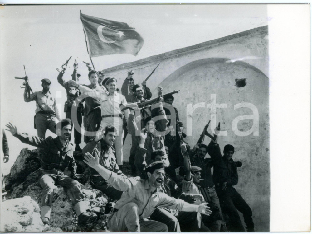 1964 CIPRO GUERRA CIVILE - Soldati greci ciprioti conquistano la bandiera turca