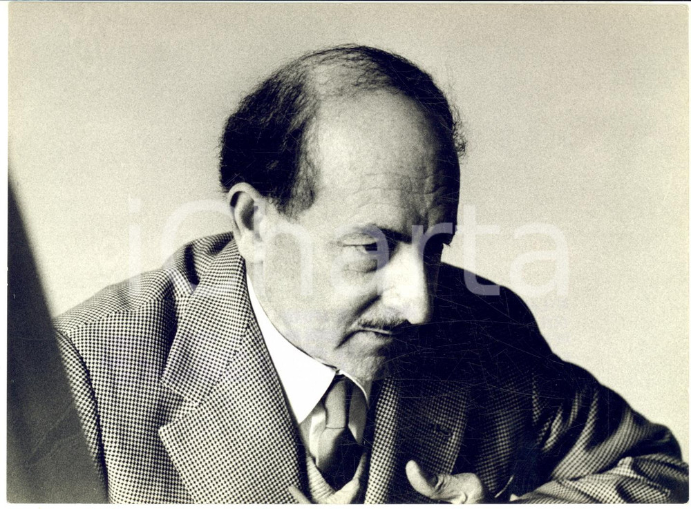 1959 MILANO Ritratto del poeta Salvatore QUASIMODO Premio Nobel *Foto 18x13  Fotografia d'epoca con didascalia coeva al verso.    CONDIZIONI: FAIR (lieve sovraimpressione centrale dell'inchiostro) FORMATO: 18x13 cm     originale e autentica 1